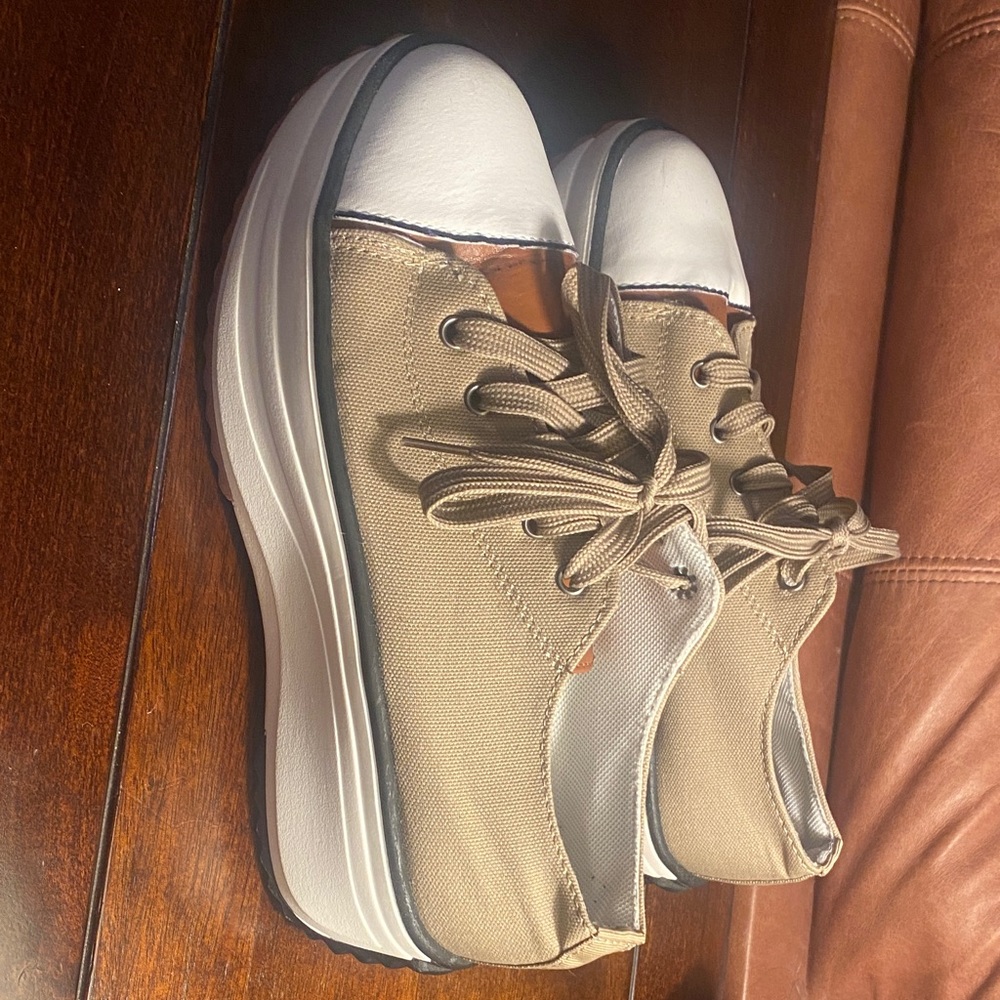 Cute shoes size 8